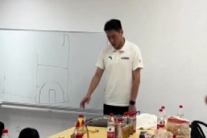 不要哭 來年再戰(zhàn)！華大主教練周魯南更衣室發(fā)言動情流淚~