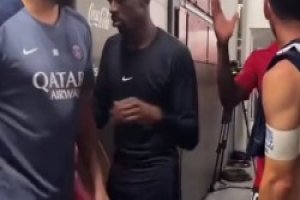 擁抱致敬！梅西賽后在更衣室門口等巴黎球員擁抱！