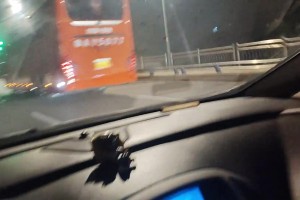 一家親！泰山球迷在路上遇到球隊大巴，雙方互相鳴笛致意