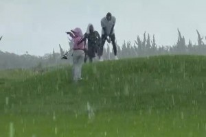 他太愛打球了！詹姆斯中國行冒著大雨也要打高爾夫球