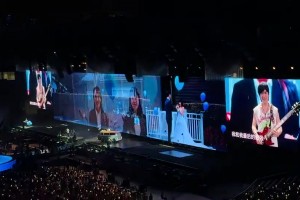 五月天在申花主場(chǎng)演唱《倔強(qiáng)》18年上體就是聽倔強(qiáng)奪冠的