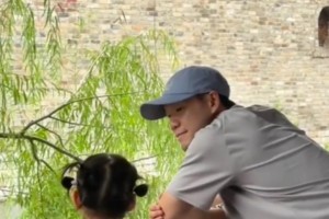 球場(chǎng)鐵腰變女兒奴！李源一休假帶娃暢游明水古城