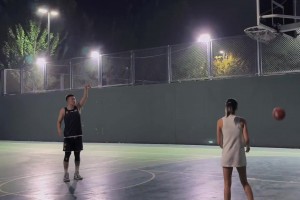免費(fèi)的球童哈！付豪女友陪著付豪一起練球：美好的一切~