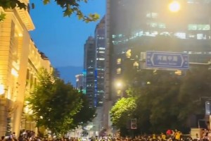 沒能見到詹姆斯，球迷們集體高喊：主辦方，傻逼！