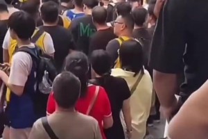 雖然僅僅只能看到詹姆斯幾眼，但依舊不妨礙上海街頭萬人空巷！
