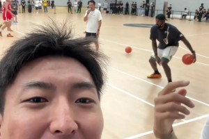 起猛了！詹姆斯在你旁邊練運球是什么感覺？