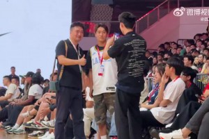 也是詹蜜？韋世豪身穿6號球衣，坐在活動現場第一排