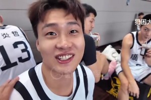記者調(diào)侃趙?！翱梢钥绝喿杂闪恕?沈梓捷接一句：德比坐一塊了