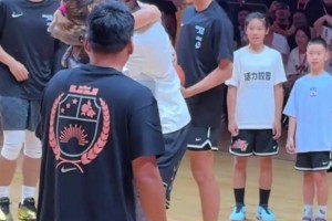 詹姆斯親臨打出名堂總決賽，席間與李夢一起上演經(jīng)典的慶祝動作。