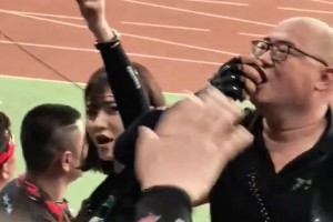 誰說女子不如男！鹽城小姐姐助威時(shí)這股狠勁壓倒眾多男同胞