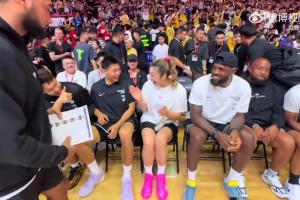 李夢拍了拍老詹：看鏡頭！然后與崔永熙和趙睿一起對鏡頭比耶！