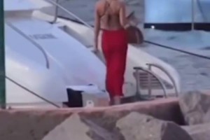 貝林厄姆和女友海上度假，兩人在游艇嬉戲愜意擁抱