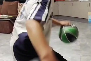 只有打了多年籃球的才知道小孩哥這個球感多夸張