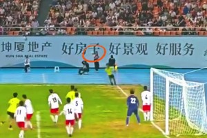 高手在民間?。∶沙喾尻?duì)球員踢出完美弧度角球直接破門