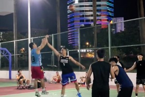 網(wǎng)友曬視頻：今天在野球場遇到神似NBA頂級射手克萊打法！