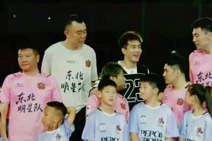 久違的畫面啊！郭艾倫參加足球名人賽 出場時站到大韓和二哥中間