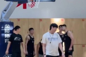 寶刀未老??！山東主帥邱彪指導(dǎo)訓(xùn)練間隙連續(xù)投中三分~
