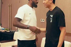 崔永熙調(diào)侃詹姆斯：老詹，再來五年！老詹聽后搖了搖頭：NO！