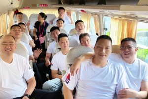你認識幾個哈？胡衛(wèi)東和唐正東等老隊友們出發(fā)去蘇超開幕式~