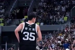 給他裝到徐杰爆砍34分11板6助 進三分原地做了個俯臥撐