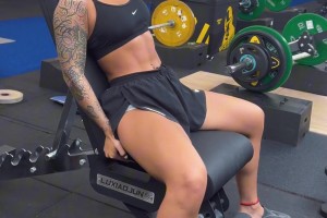 李添榮未婚妻健身房埋頭苦練！腹肌和大花臂都很顯眼啊