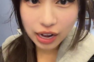 大老師在球場安檢時被問到是否18歲，安保解釋：不到18不搜身