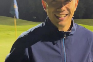 牛?。≮w繼偉打高爾夫球直接一桿進洞 引發(fā)一陣驚呼~