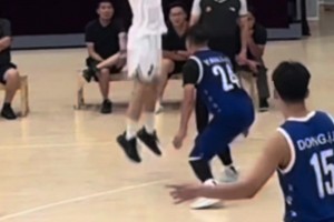 不懂就問：打球遇到這種往前跳投籃的人該怎么防