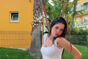 喜歡嗎？?jī)?nèi)維斯女友真是膚白貌美身材絕