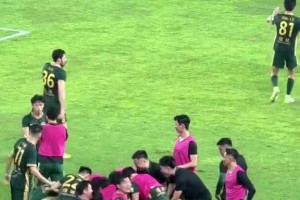浙江球迷炸鍋了！現(xiàn)場實(shí)拍浙江隊(duì)最后時(shí)刻絕平蓉城