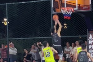 王哲林直呼內(nèi)行！這位大哥快攻籃下連刷6次才投中 包括多次空籃