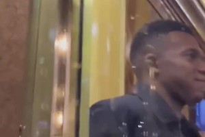 皇馬球員抵達酒店，姆巴佩不斷和阿拉木圖的球迷打招呼
