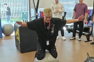 誰說只能晃對手？郭艾倫把瑜伽球晃暈了！