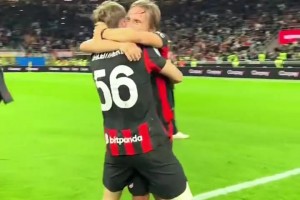 登頂榜首！十人米蘭2-1那不勒斯，賽后莫德里奇與隊(duì)友們擁抱慶祝