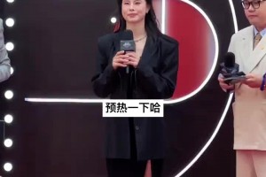 有點帥哈！王思雨一身黑色的西服穿搭現(xiàn)身微博之夜活動~