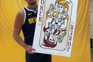 這是真大王！約基奇媒體日拿起“大王”撲克牌拍照