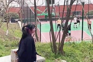 至于這么激動(dòng)嗎？小姐姐看到男生打籃球顯得好興奮啊