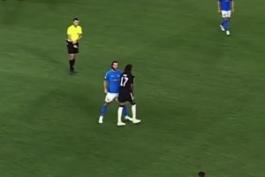 拜仁球員從未有過的松弛感！奧利塞在大比分領(lǐng)先后模仿安東尼轉(zhuǎn)圈