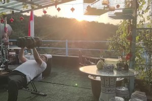 自律戰(zhàn)神！劉玉棟：夕陽(yáng)下 健身達(dá)人