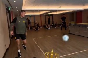 看起來很好玩??！多特的室內(nèi)訓(xùn)練網(wǎng)式足球！贏到最后的是……