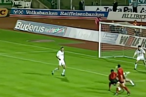 獅王卡恩也有這么尷尬的瞬間?。窟@球讓人想起梅西晃過拜仁后防