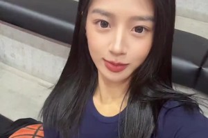 有·東西！李添榮未婚妻曬自己?jiǎn)问肿デ颍?9cm巨掌