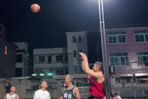 如果你在野球場(chǎng)有如此跳投技術(shù)，那幾乎就無(wú)敵了！