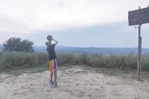 小伙這投籃姿勢(shì)也太像科比了吧！可以秒殺八成模仿者了！