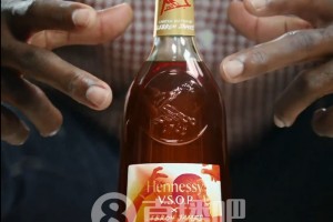 有點難評等了一天的詹姆斯決定二是廣告！老詹還給酒戴皇冠…