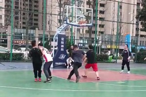 會(huì)中投在野球場(chǎng)真的很吃香！40歲大叔直接連中4球帶走比賽！