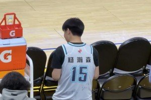 勇士主場一名球迷身穿楊瀚森青島15號球衣，前來支持小楊！