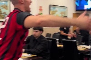 AC米蘭在上賽季3:0戰(zhàn)勝國米后，雙方球迷在餐廳相遇是如此情景