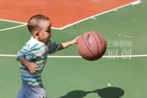 湖北兩歲小孩哥單手運球跑！家長：玩游戲機發(fā)現(xiàn)投籃天賦的~