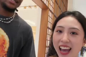 很和善啊~美女主持人拜月寧在澳門逮到了閑逛的杰倫-格林